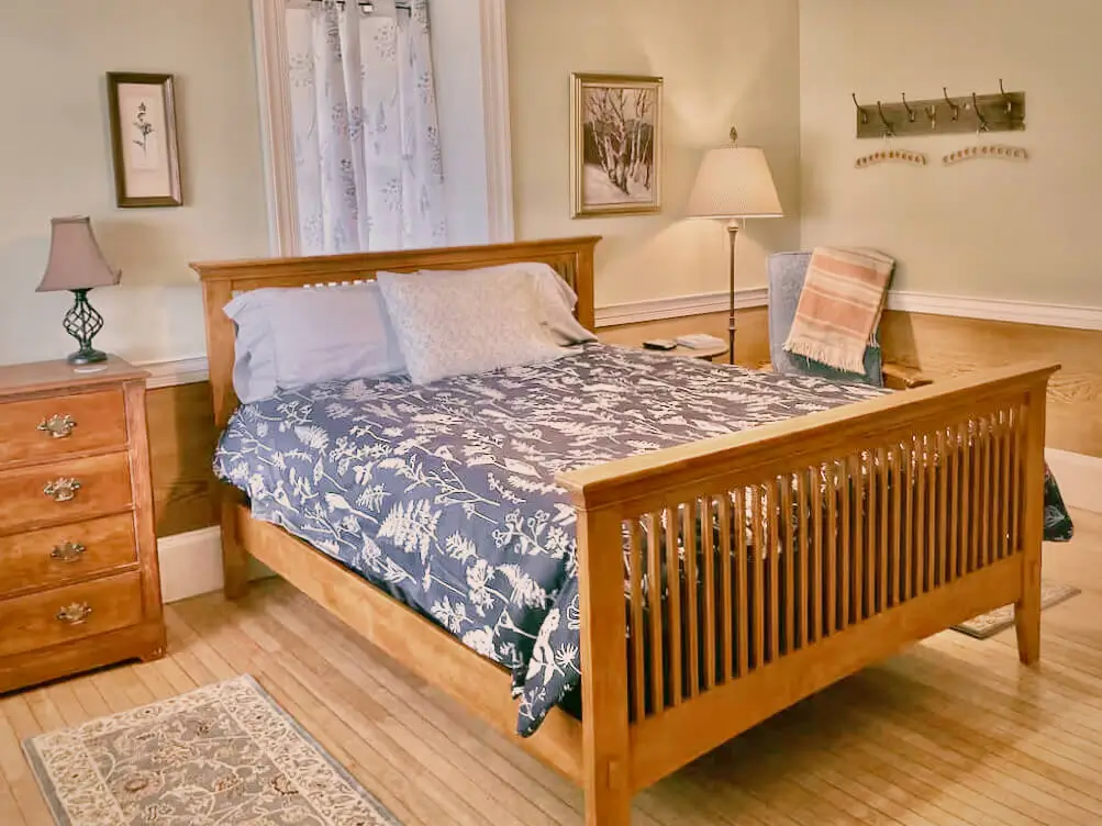 Bedroom with a wooden bed and blue patterned bedding
